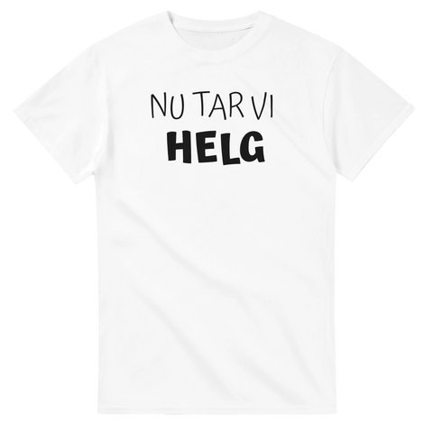 T-shirt med texten Nu tar vi helg i minimalistisk typografi