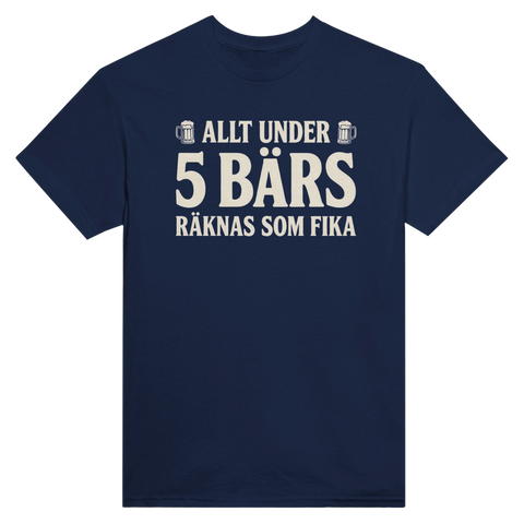 Marinblå t-shirt med texten Allt under 5 bärs räknas som fika.