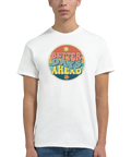 Retro "Better Days Ahead" text i regnbågsfärgad cirkel med sol och blomma på vit t-shirt.