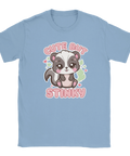 Illustration av en charmig skunk med ett humoristiskt citat på ljusblå t-shirt
