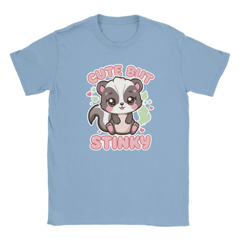 Illustration av en charmig skunk med ett humoristiskt citat på ljusblå t-shirt