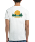 Minimalistisk illustration av solnedgång över skogssjö tryckt på vit t-shirt