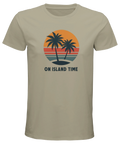 Grafiskt semestermotiv med texten On Island Time på sandfärgad t-shirt