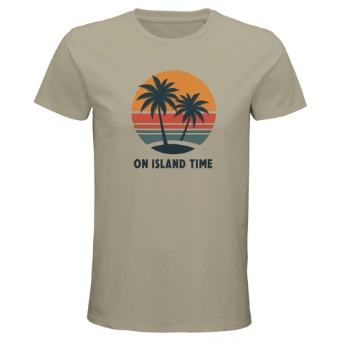 Grafiskt semestermotiv med texten On Island Time på sandfärgad t-shirt