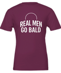 Real Men Go Bald" text med halvcirkel på vinröd t-shirt.