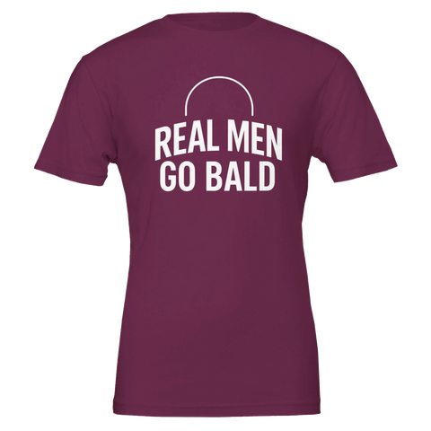 Real Men Go Bald" text med halvcirkel på vinröd t-shirt.