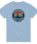 Ljusblå t-shirt med vintage cirkelmotiv av Stockholms siluett i solnedgång