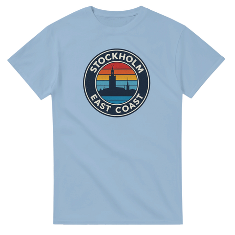 Ljusblå t-shirt med vintage cirkelmotiv av Stockholms siluett i solnedgång