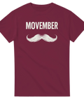 Movember-tryck med vit mustasch och text på mörkvinröd t-shirt.