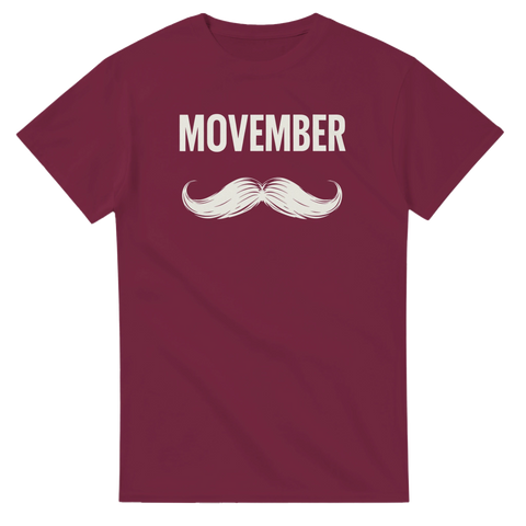 Movember-tryck med vit mustasch och text på mörkvinröd t-shirt.