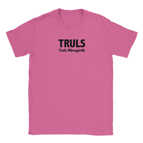 Svart text "TRULS Truls Möregårdh" på rosa t-shirt, sportig design.