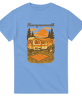 Ljusblå t-shirt med nostalgiskt campingmotiv och texten Husvagnsromantik