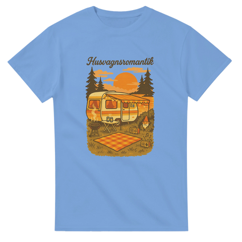 Ljusblå t-shirt med nostalgiskt campingmotiv och texten Husvagnsromantik