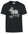 Svart barn-t-shirt med en kapybara i grön mössa på skateboard.