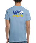 Grafiskt ryggtryck för fotbolls-VM 2026 på en himmelsblå supporter t-shirt