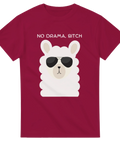 Stilren illustration av en vit lama med attityd – vinröd t-shirt