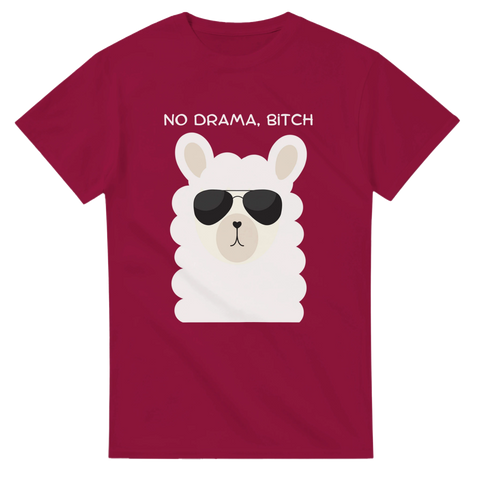 Stilren illustration av en vit lama med attityd – vinröd t-shirt