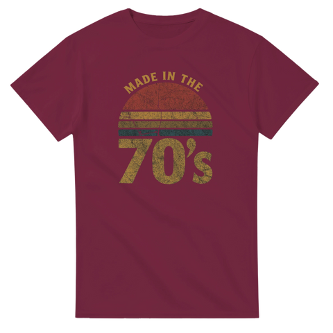 Retro "Made in the 70's" solnedgångstryck på vinröd t-shirt.