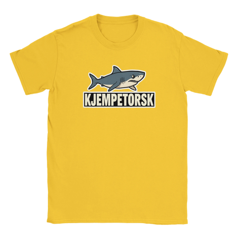 Gul t-shirt med grafiskt tryck föreställande en haj och ironisk norsk text