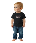 Litet barn i svart t-shirt med Mini Boss motiv och blå jeans