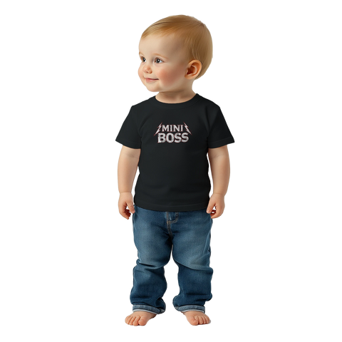 Litet barn i svart t-shirt med Mini Boss motiv och blå jeans