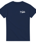 Minimalistiskt vitt logotryck Shirty Specials på marinblå t-shirt