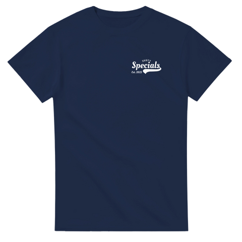 Minimalistiskt vitt logotryck Shirty Specials på marinblå t-shirt