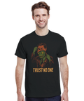 Reptilman som drar av ansikte, "Trust No One"-text på svart t-shirt.