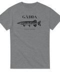 Grafisk fiskillustration av en gädda på mörkgrå melerad t-shirt