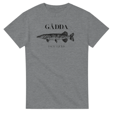 Grafisk fiskillustration av en gädda på mörkgrå melerad t-shirt