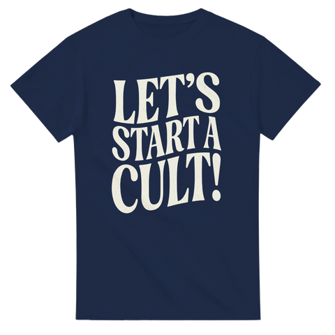 Marinblå t-shirt med självironisk textdesign och retrokänsla