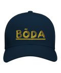 Gul text "BÖDA" med understreck på marinblå truckerkeps.