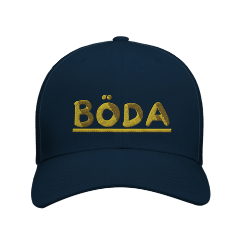 Gul text "BÖDA" med understreck på marinblå truckerkeps.