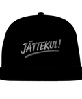 Svart keps med vit broderad text i lekfull stil