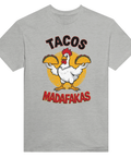 Humoristisk t-shirt med grafiskt motiv av en tacobärande kyckling på grå bakgrund