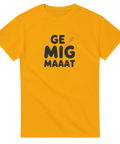 Mörk text 'GE MIG MAAAT' med sked på gul t-shirt.