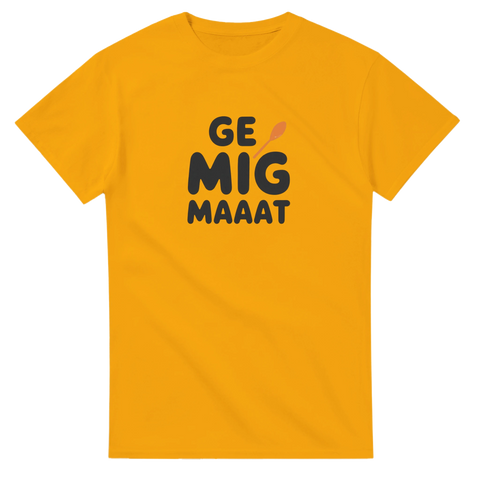 Mörk text 'GE MIG MAAAT' med sked på gul t-shirt.