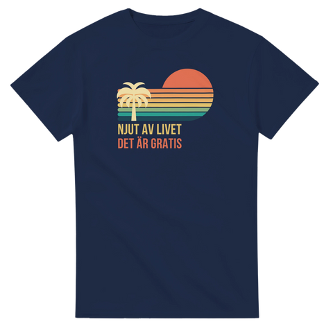 Retro solnedgång, palm och "Njut av livet det är gratis" på marinblå t-shirt.