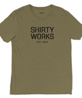 Streetwear-plagg i olivgrön tri-blend med svart Shirty Works tryck