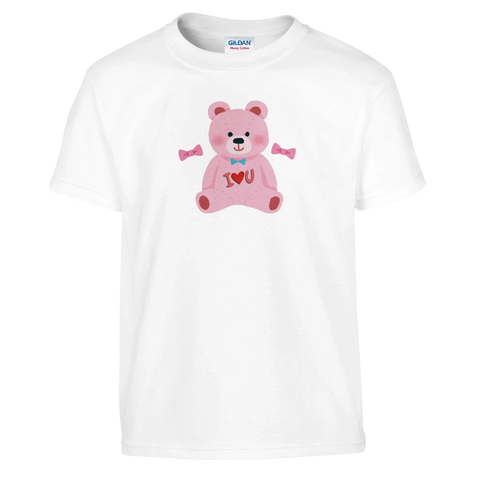 Rosa nallebjörn med blå fluga och texten "I ❤️ U" på vit barn t-shirt.