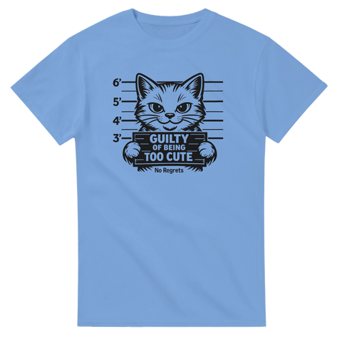 Rolig t-shirt med illustration av katt som tagit ett mugshot – blå t-shirt