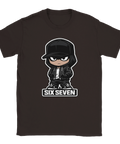 Tecknad kille i svart keps, hoodie, sneakers, text "SIX SEVEN" på mörkbrun t-shirt.