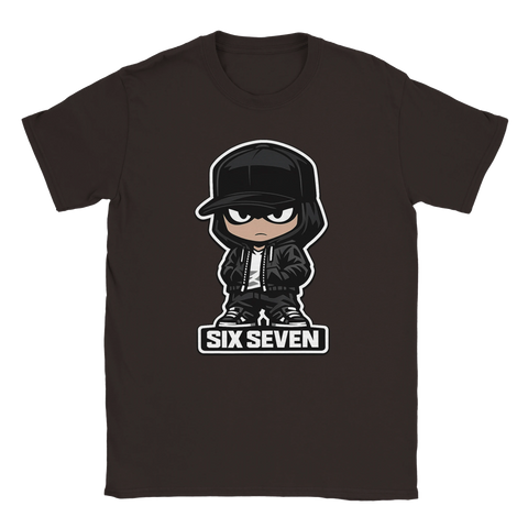 Tecknad kille i svart keps, hoodie, sneakers, text "SIX SEVEN" på mörkbrun t-shirt.