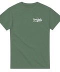 Retroinspirerad vit textlogga Shirty Specials på olivgrön t-shirt