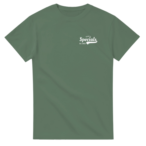 Retroinspirerad vit textlogga Shirty Specials på olivgrön t-shirt