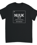Svart t-shirt med vit illustration inspirerad av kemiska element