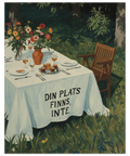 Närbild på en poster föreställande en somrig trädgårdsscen med blommor, glas och en tom stol invid ett dukat bord.