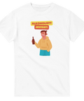 Vit t-shirt med en tryckt bild av en glad person som håller en flaska och texten "Alkoholist Javisst!"