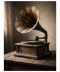 En antik grammofon i mörkt trä med en stor mässingstratt står på ett rustikt träbord i dämpat dagsljus.