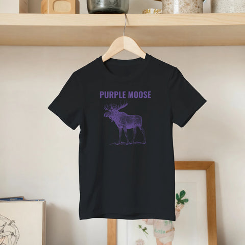 Lila älgmotiv i skissad stil på en hängande t-shirt – barnkläder